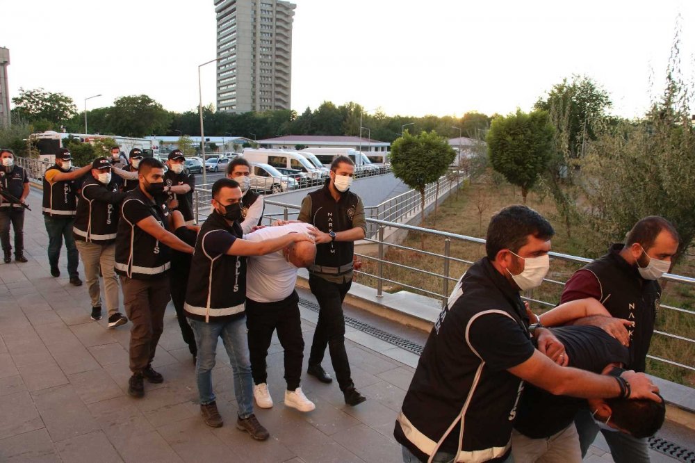 Ekvador'dan muz konteyneri içinde uyuşturucu getirmişler! 3 kentte baronlara operasyon! 6 gözaltı