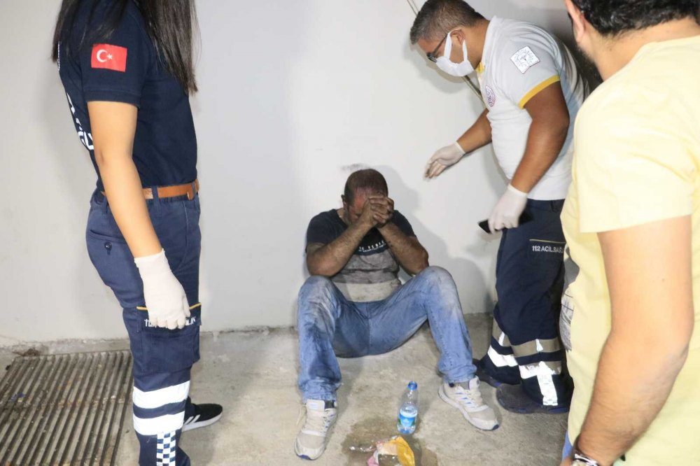 Evindeki yangında mahsur kalan kişinin çığlıklarını duyan bekçiler imdada yetişti