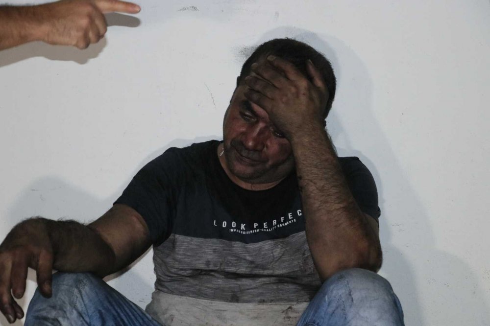 Evindeki yangında mahsur kalan kişinin çığlıklarını duyan bekçiler imdada yetişti