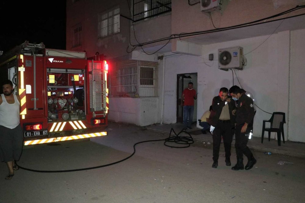 Evindeki yangında mahsur kalan kişinin çığlıklarını duyan bekçiler imdada yetişti
