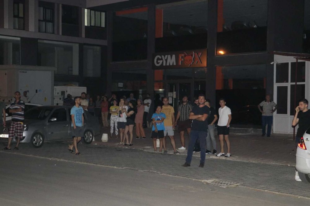 Evindeki yangında mahsur kalan kişinin çığlıklarını duyan bekçiler imdada yetişti