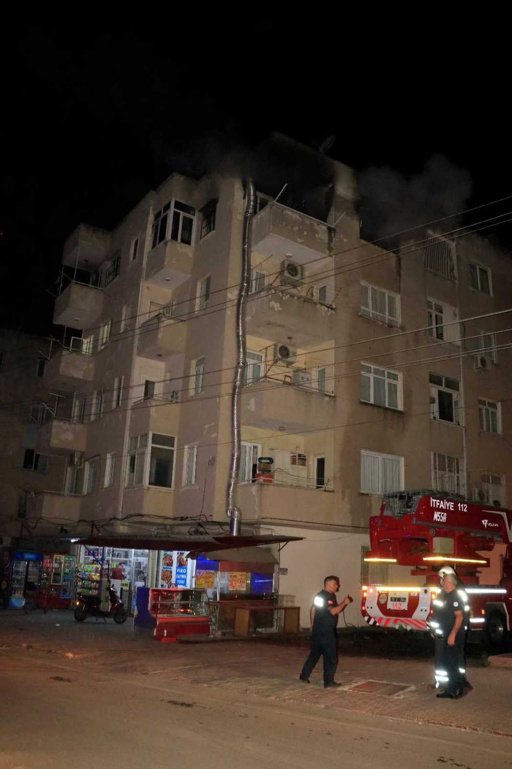 Evindeki yangında mahsur kalan kişinin çığlıklarını duyan bekçiler imdada yetişti