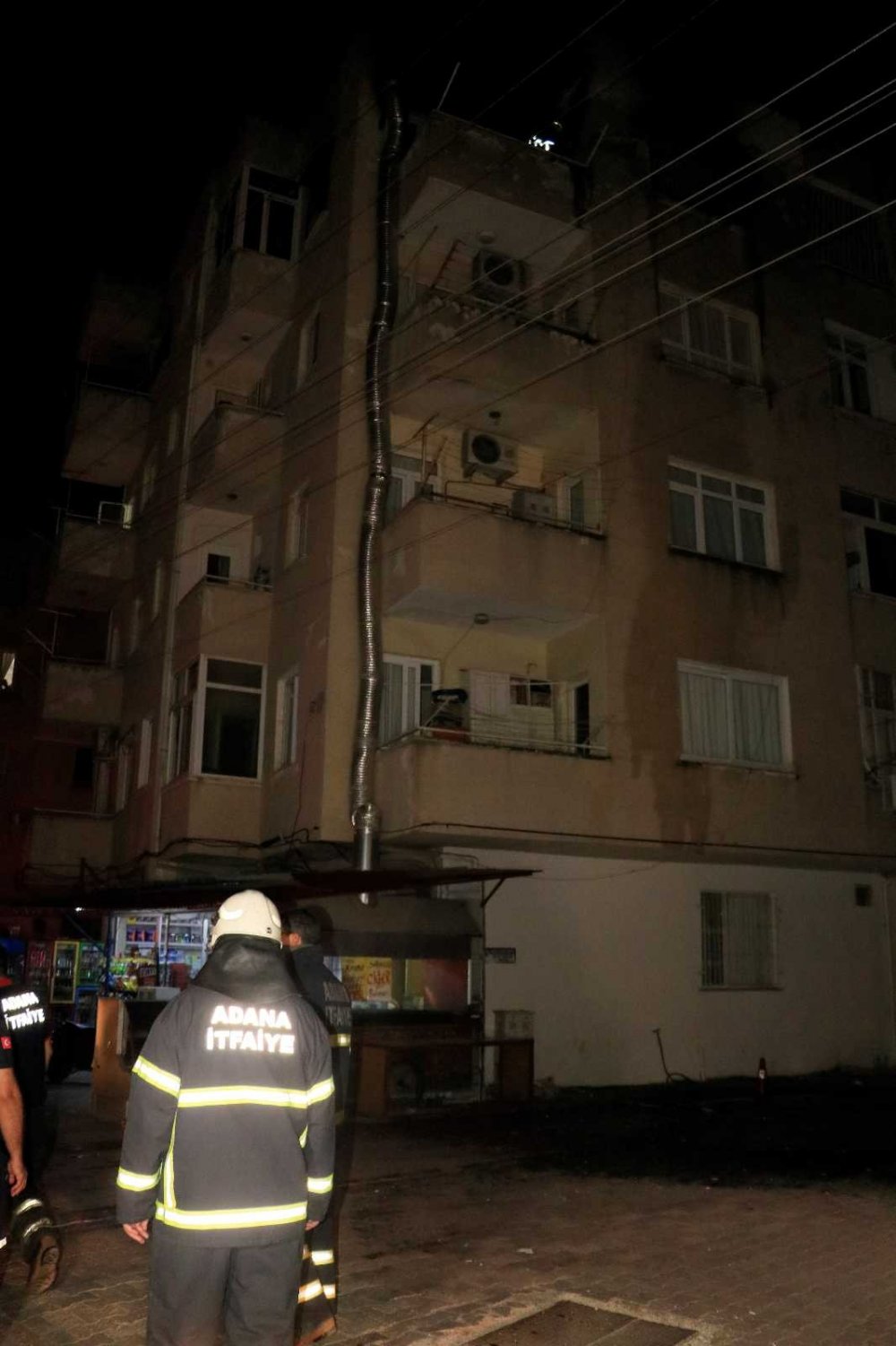 Evindeki yangında mahsur kalan kişinin çığlıklarını duyan bekçiler imdada yetişti