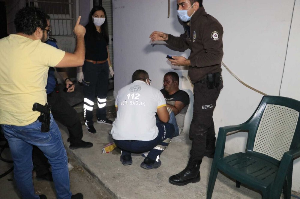 Evindeki yangında mahsur kalan kişinin çığlıklarını duyan bekçiler imdada yetişti