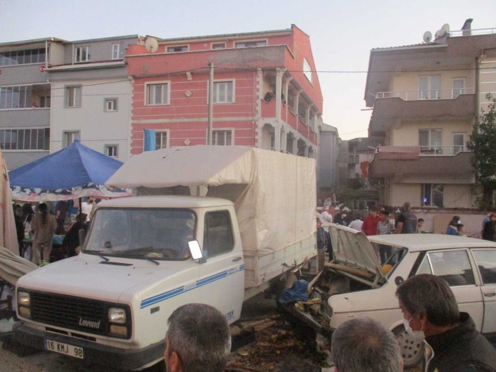 Otomobil pazar yerine daldı! 4 yaralı