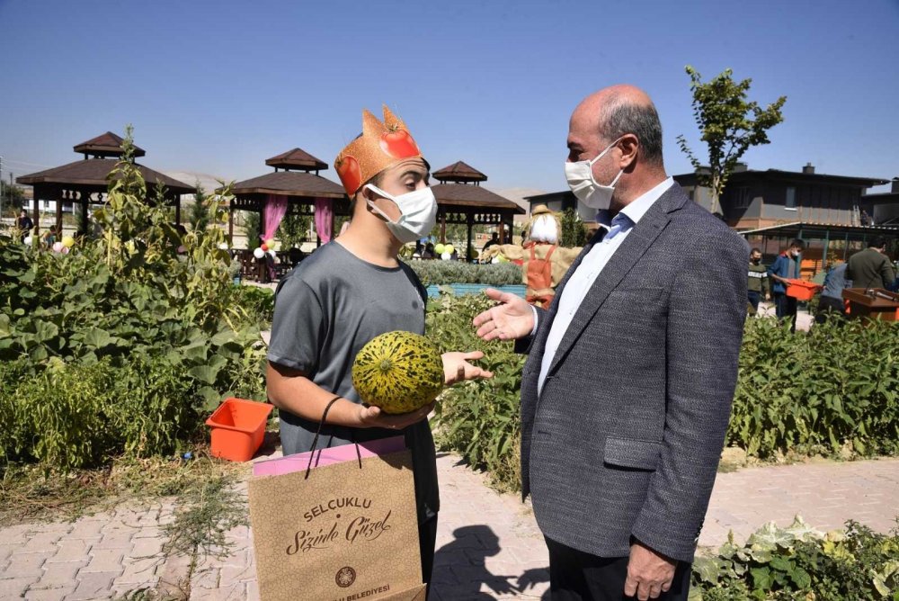 Konya'da Selçuklu Özel Uygulama Okulu engelsiz tarımda ilk hasadı yaptı