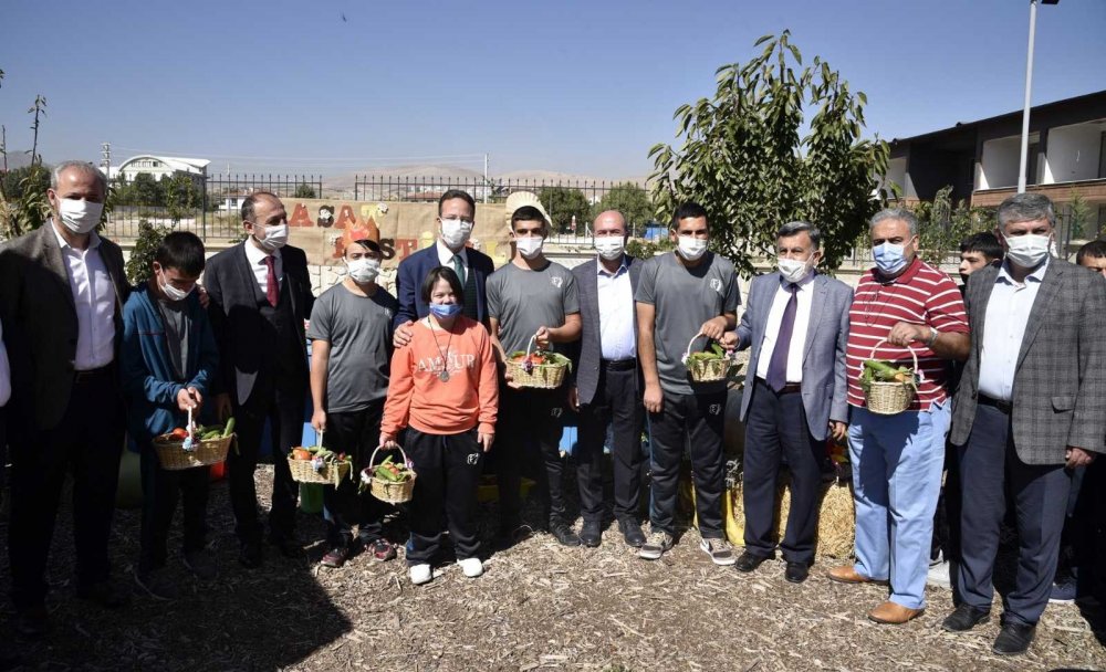 Konya'da Selçuklu Özel Uygulama Okulu engelsiz tarımda ilk hasadı yaptı