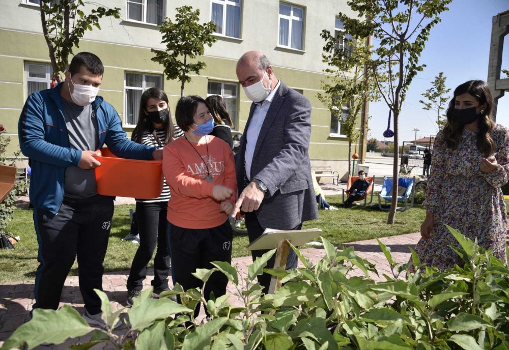 Konya'da Selçuklu Özel Uygulama Okulu engelsiz tarımda ilk hasadı yaptı