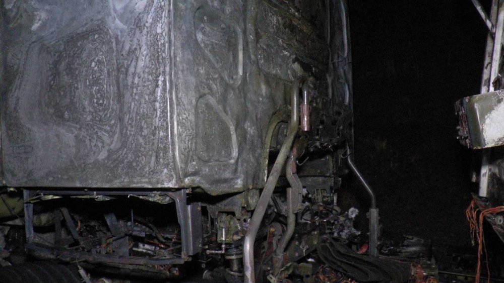 Metal yüklü tır otoyolda alev alev yandı