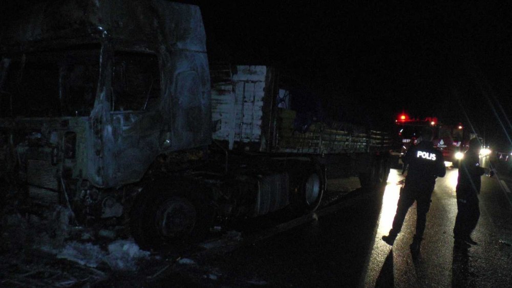 Metal yüklü tır otoyolda alev alev yandı