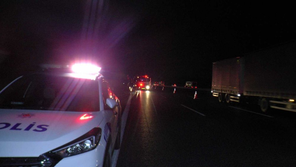 Metal yüklü tır otoyolda alev alev yandı