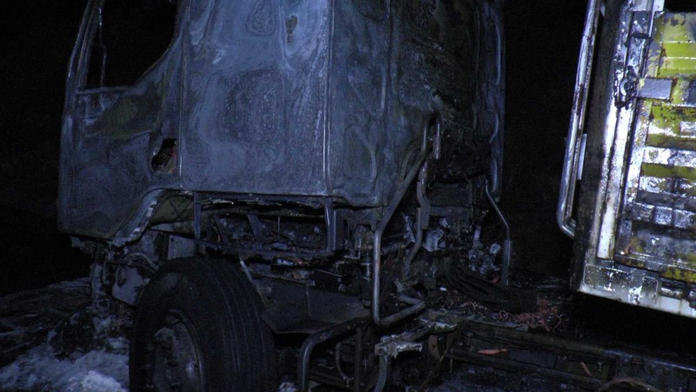 Metal yüklü tır otoyolda alev alev yandı