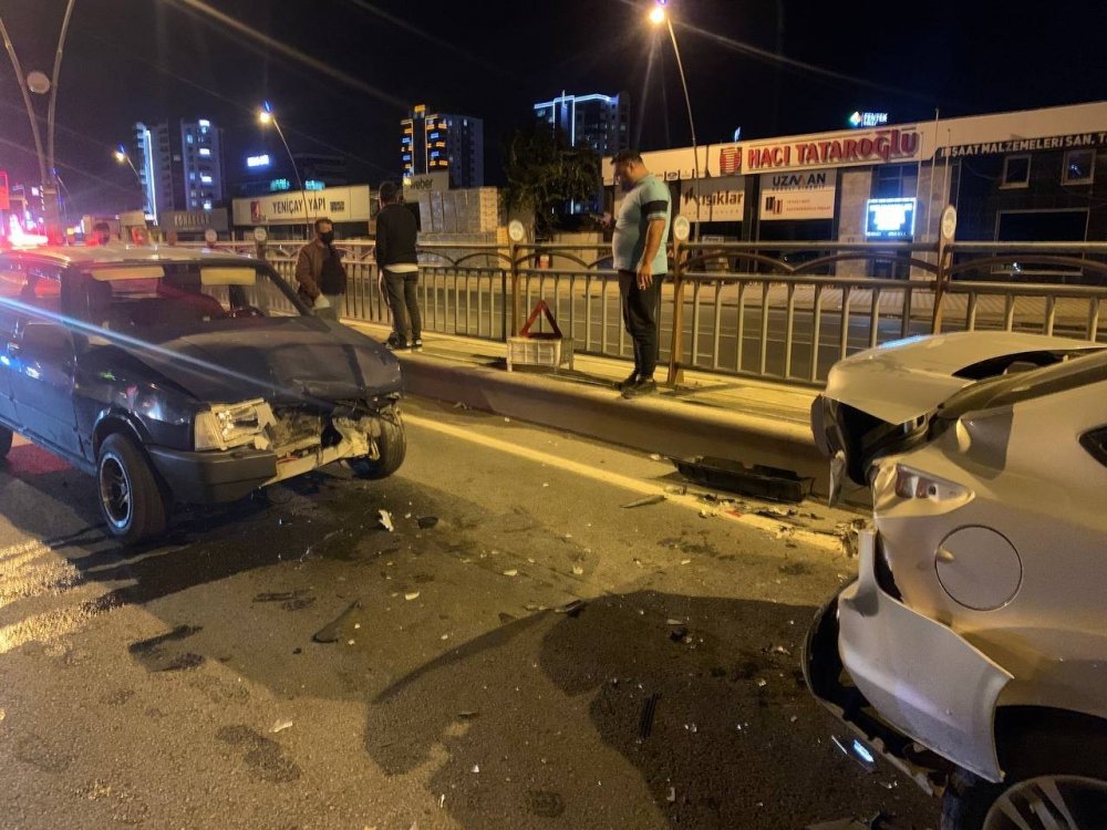 Alt geçit girişinde 4 otomobil birbirine girdi! 1 yaralı