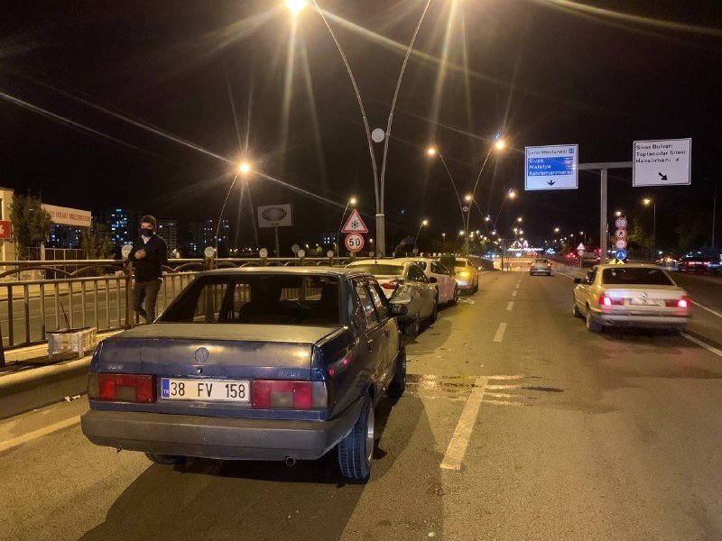 Alt geçit girişinde 4 otomobil birbirine girdi! 1 yaralı