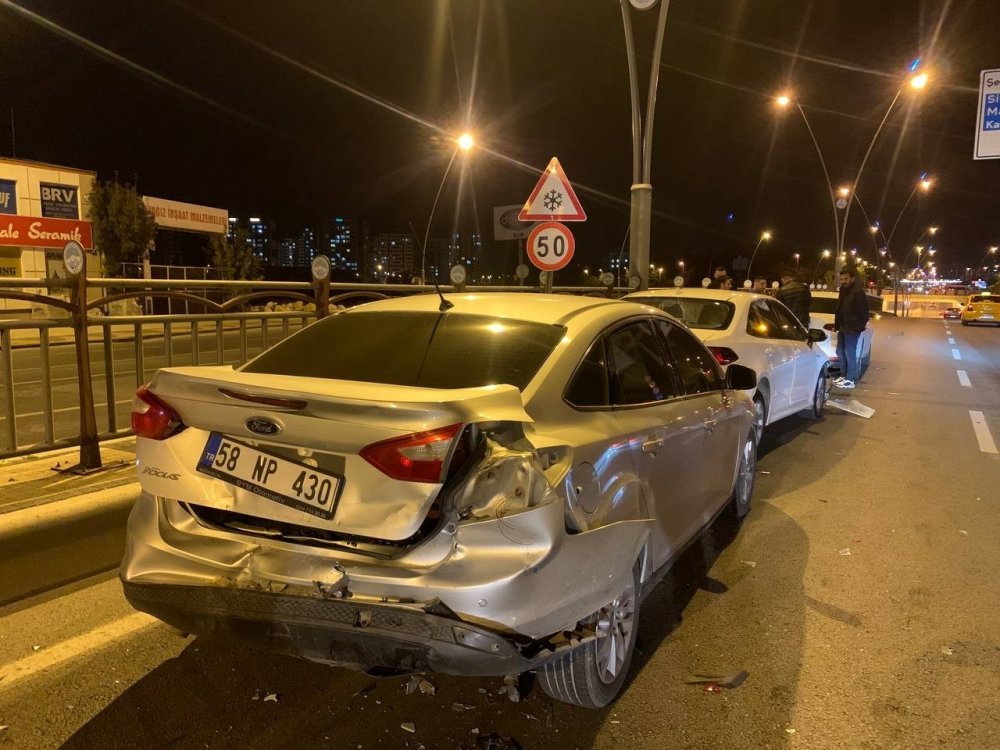 Alt geçit girişinde 4 otomobil birbirine girdi! 1 yaralı