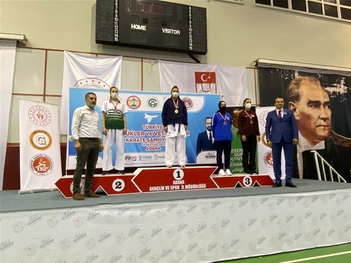 Antrenör babası çalıştırdı! Fatma Uygur karate şampiyonu oldu