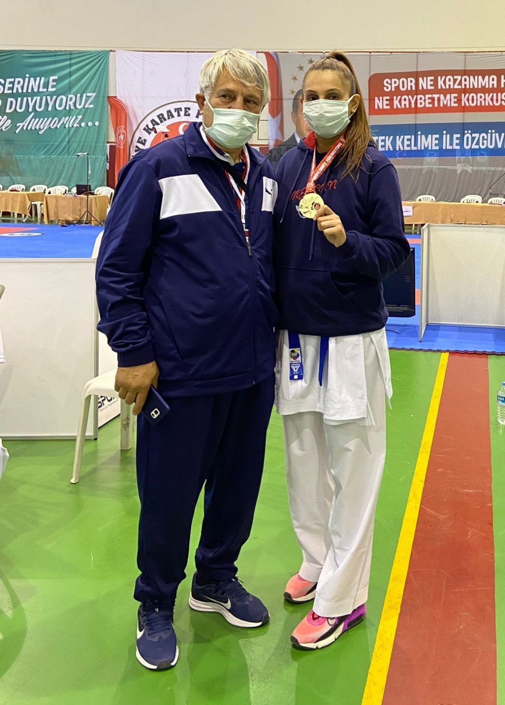 Antrenör babası çalıştırdı! Fatma Uygur karate şampiyonu oldu