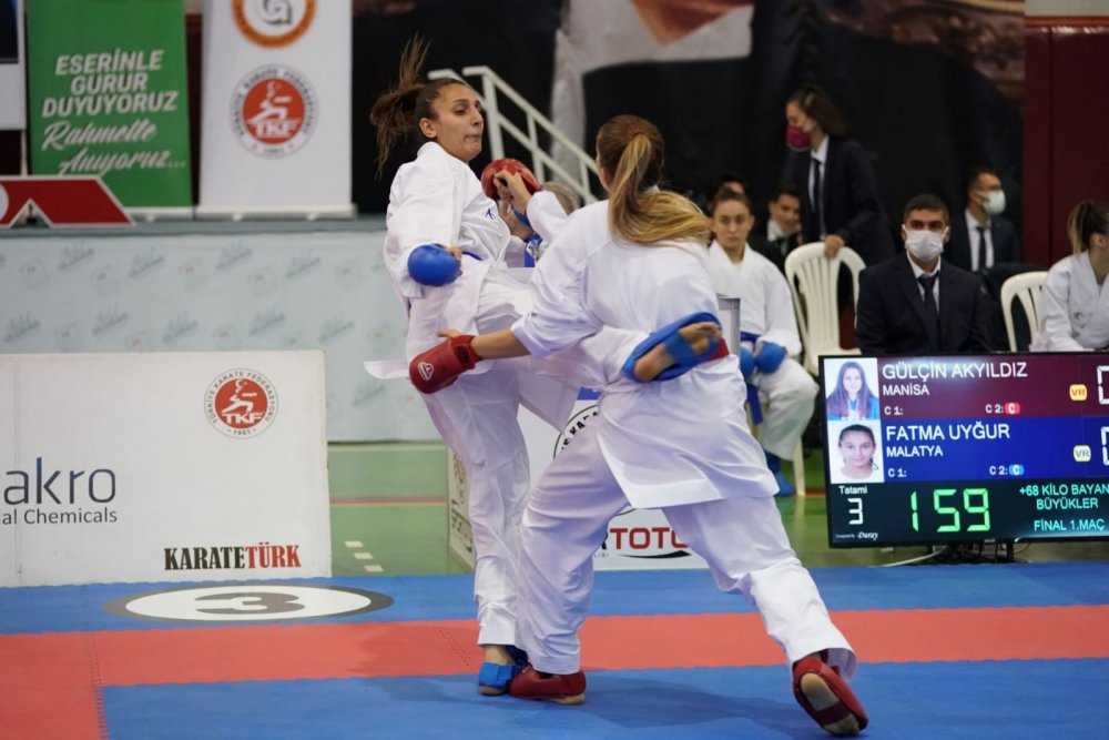 Antrenör babası çalıştırdı! Fatma Uygur karate şampiyonu oldu