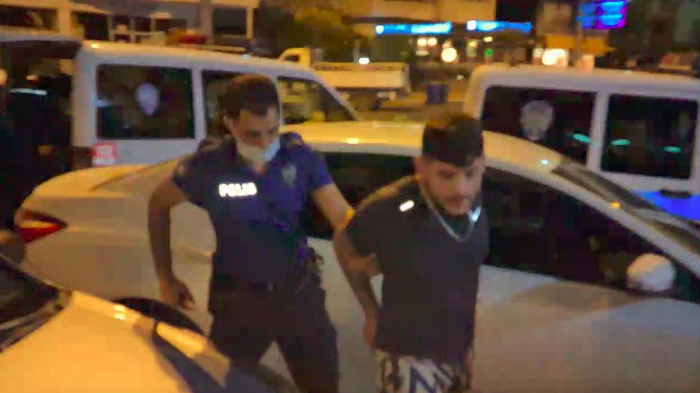 Trafikte dehşet saçan sürücü kovalamaca sonucu yakalandı! Araçtan 2 silah alkol ve uyuşturucu çıktı