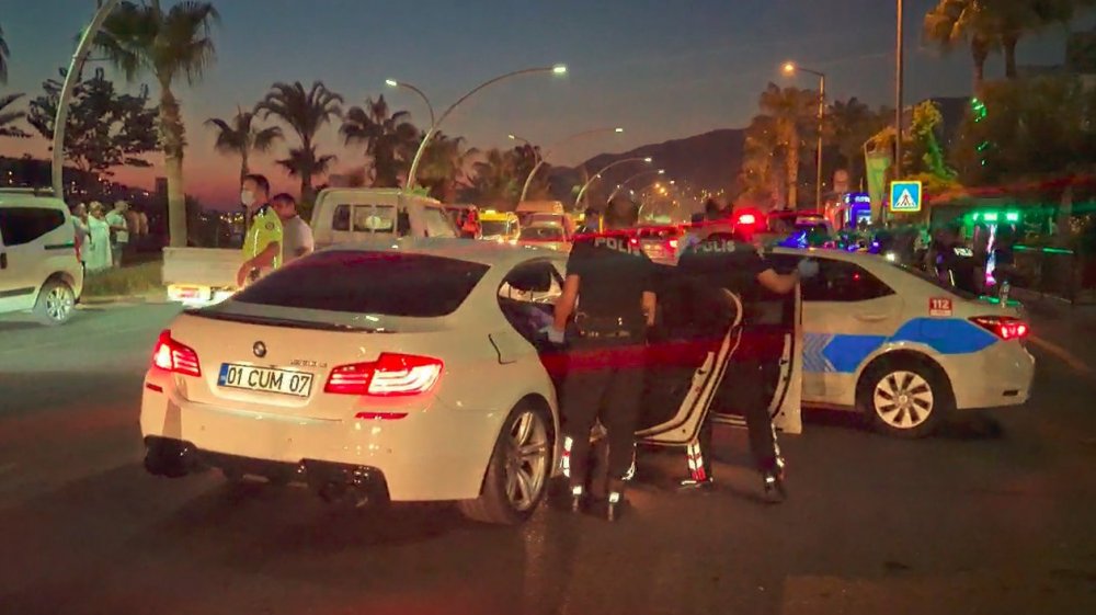 Trafikte dehşet saçan sürücü kovalamaca sonucu yakalandı! Araçtan 2 silah alkol ve uyuşturucu çıktı