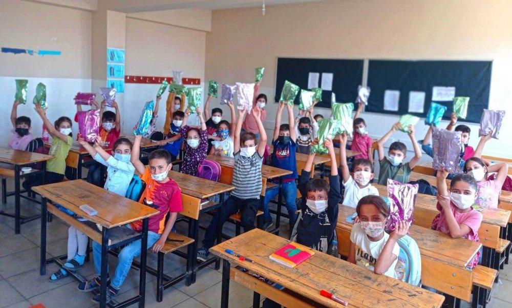 Atık kumaşları dönüştürüp Konya dahil 5 ildeki köy öğrencilerin yüzünü güldürdüler