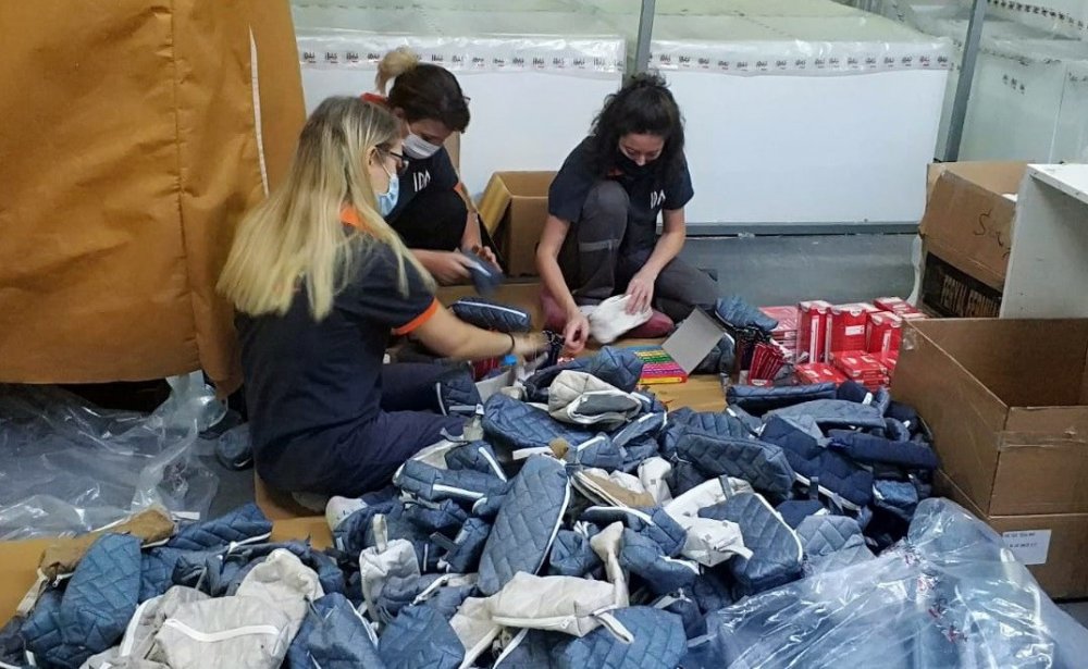 Atık kumaşları dönüştürüp Konya dahil 5 ildeki köy öğrencilerin yüzünü güldürdüler