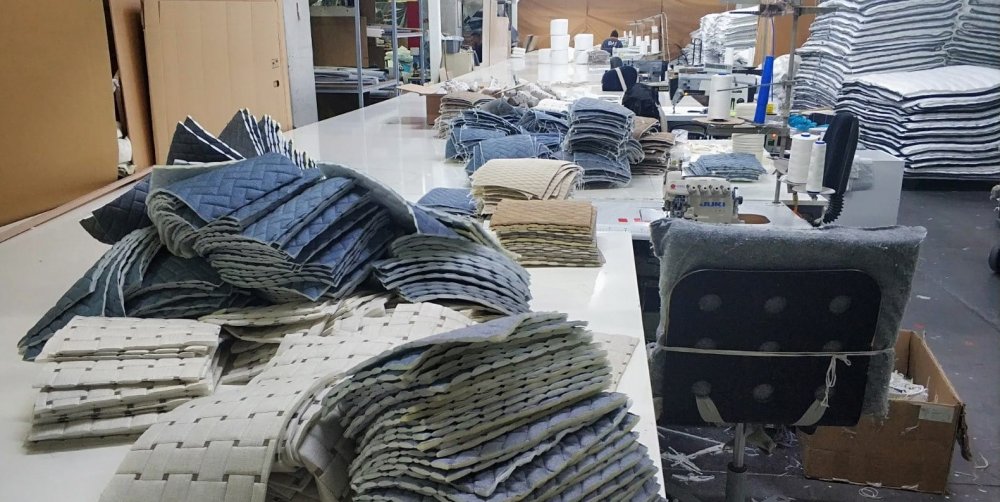 Atık kumaşları dönüştürüp Konya dahil 5 ildeki köy öğrencilerin yüzünü güldürdüler