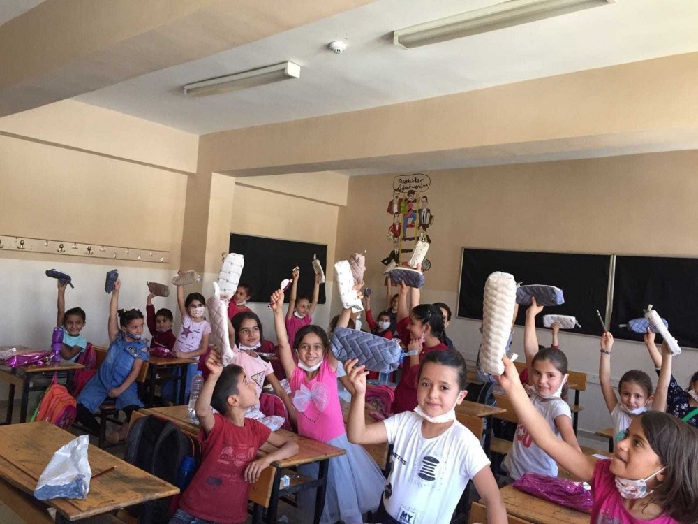 Atık kumaşları dönüştürüp Konya dahil 5 ildeki köy öğrencilerin yüzünü güldürdüler