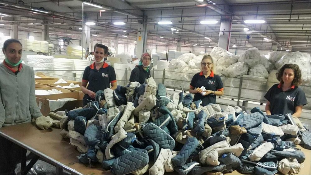 Atık kumaşları dönüştürüp Konya dahil 5 ildeki köy öğrencilerin yüzünü güldürdüler