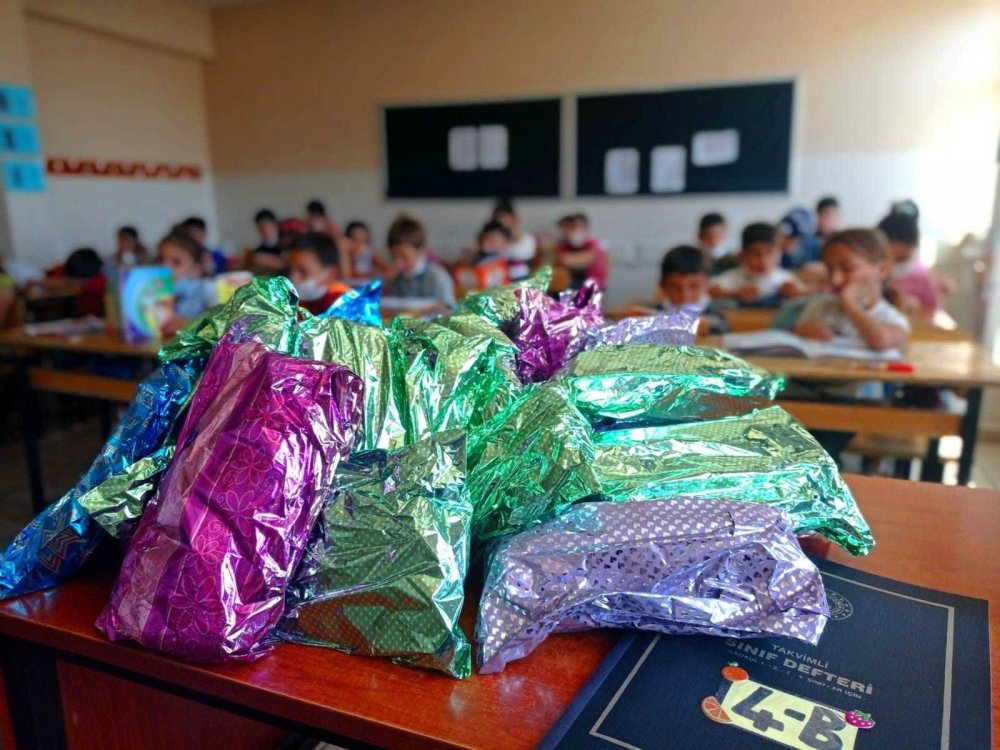 Atık kumaşları dönüştürüp Konya dahil 5 ildeki köy öğrencilerin yüzünü güldürdüler