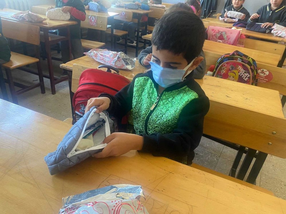 Atık kumaşları dönüştürüp Konya dahil 5 ildeki köy öğrencilerin yüzünü güldürdüler