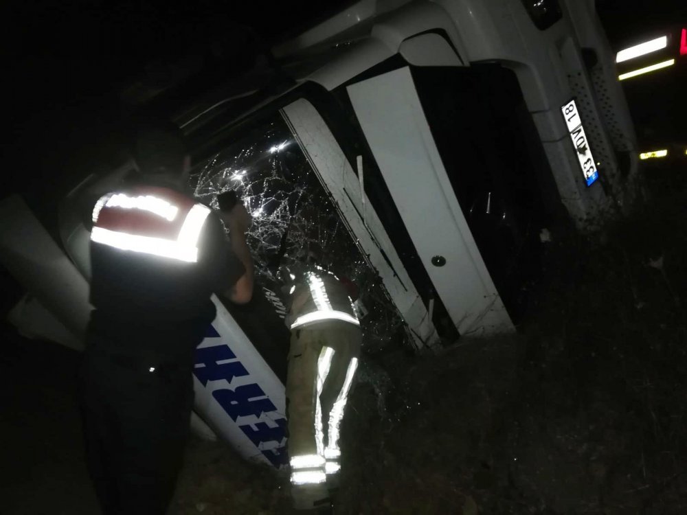 İnegöl'de mobilya yüklü tır şarampole yuvarlandı! Kabinde sıkışan sürücü yaralandı