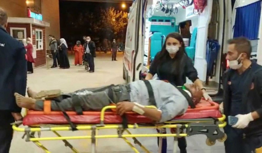İnegöl'de mobilya yüklü tır şarampole yuvarlandı! Kabinde sıkışan sürücü yaralandı