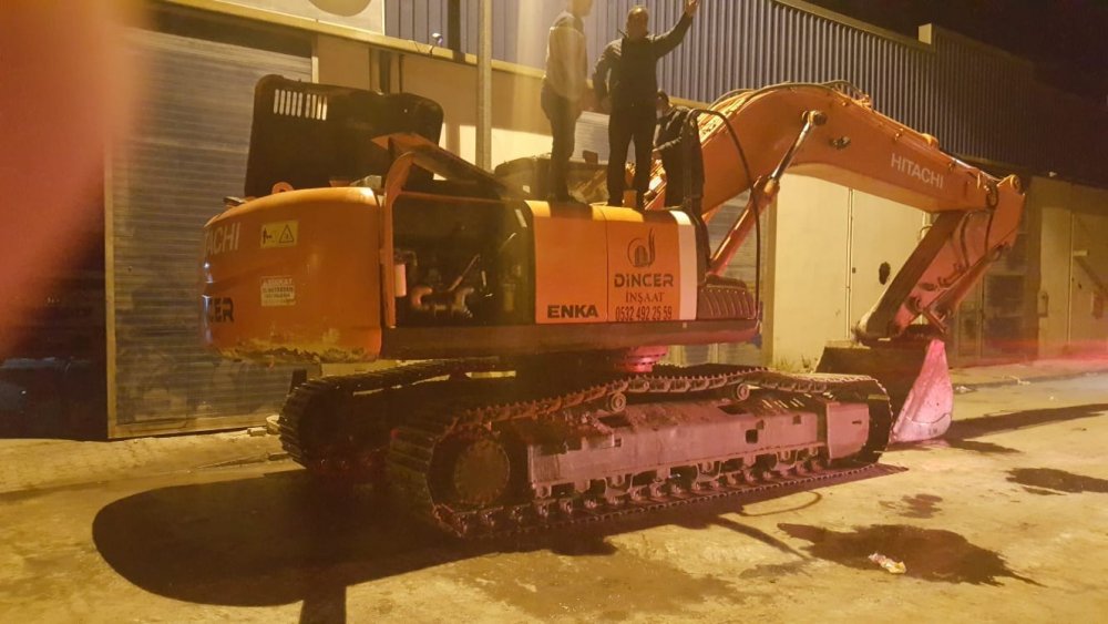 İşten çıkarılan KASKİ çalışanı iş makinesi ve kulübeyi ateşe verip kaçtı