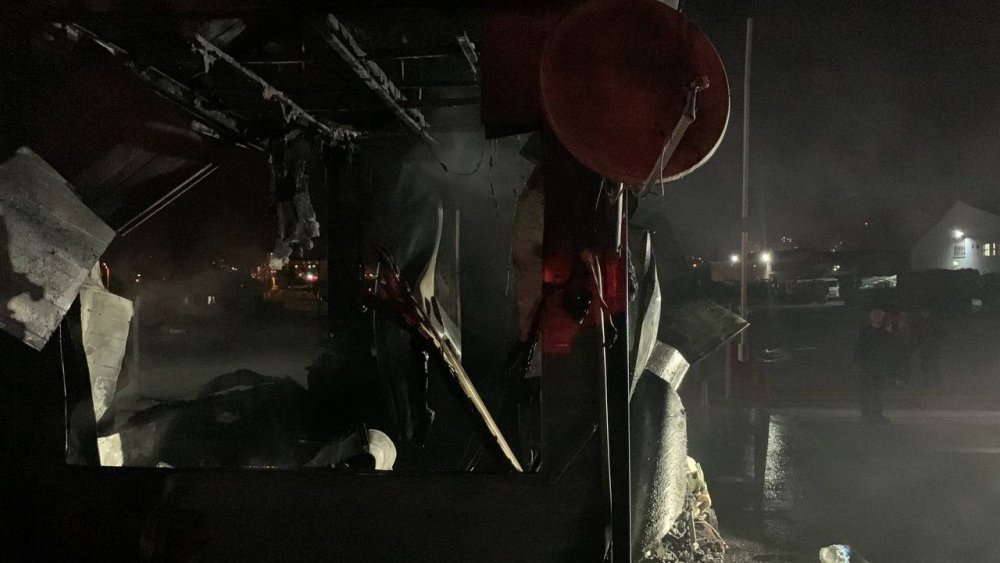 İşten çıkarılan KASKİ çalışanı iş makinesi ve kulübeyi ateşe verip kaçtı