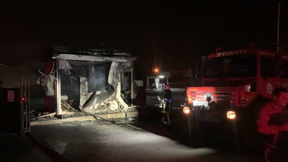 İşten çıkarılan KASKİ çalışanı iş makinesi ve kulübeyi ateşe verip kaçtı