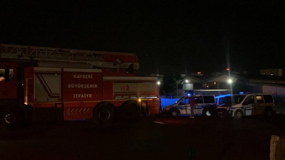 İşten çıkarılan KASKİ çalışanı iş makinesi ve kulübeyi ateşe verip kaçtı