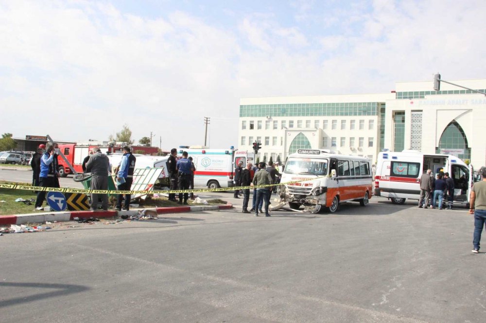 Ambulans yolcu minibüsü ve seyyar satıcıyla çarpışarak devrildi! Yaralanan 10 kişiden 5’inin tedavisi sürüyor