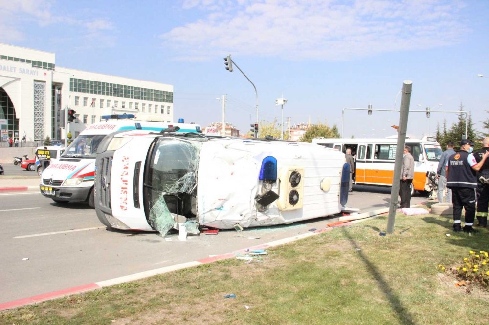 Ambulans yolcu minibüsü ve seyyar satıcıyla çarpışarak devrildi! Yaralanan 10 kişiden 5’inin tedavisi sürüyor