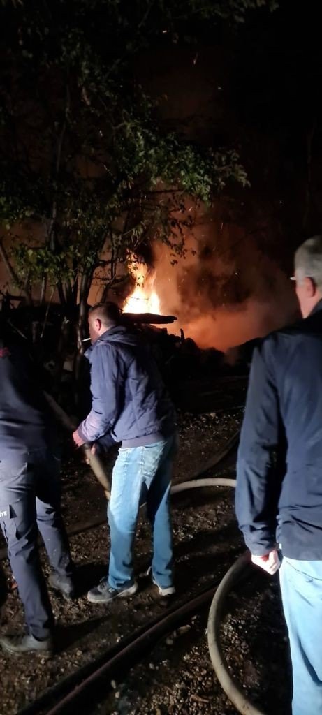 İki katlı ev ahır ve ambar alev alev yandı! Hayvanlar son anda kurtarıldı