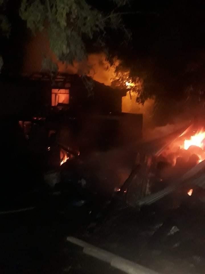 İki katlı ev ahır ve ambar alev alev yandı! Hayvanlar son anda kurtarıldı