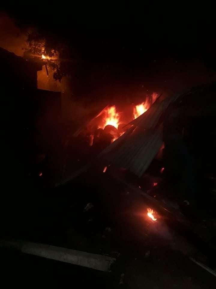 İki katlı ev ahır ve ambar alev alev yandı! Hayvanlar son anda kurtarıldı