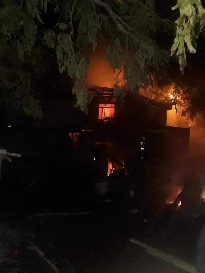 İki katlı ev ahır ve ambar alev alev yandı! Hayvanlar son anda kurtarıldı