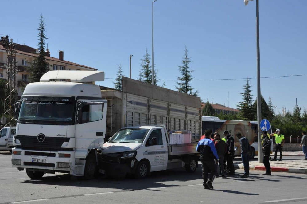 Karaman'da beyaz eşya yüklü kamyoneti tırla çarpıştı! 3 yaralı