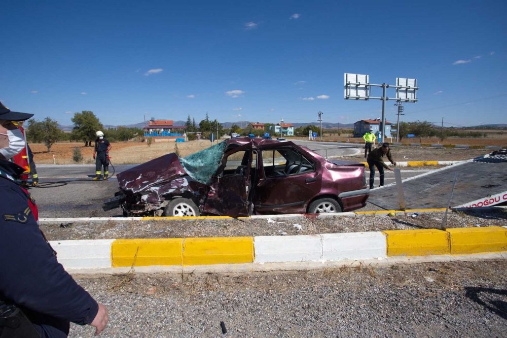 Konya Hüyük'te otomobil ciple çarpıştı! 2'si çocuk 8 yaralı