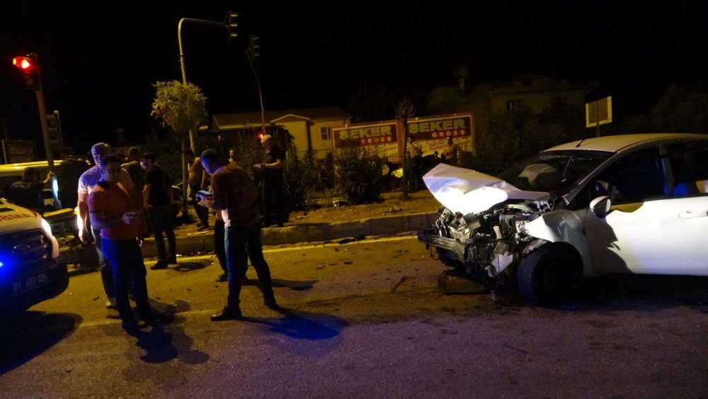 Sivil devriye gezen polis otosu otomobille çarpıştı! 2’si polis 5 yaralı