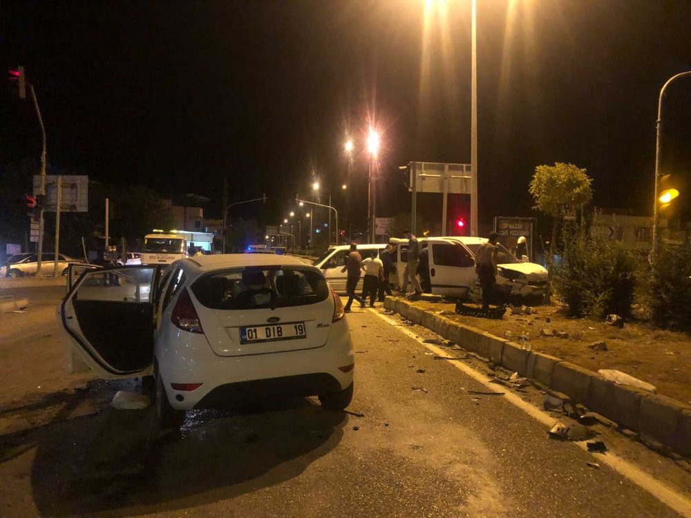 Sivil devriye gezen polis otosu otomobille çarpıştı! 2’si polis 5 yaralı