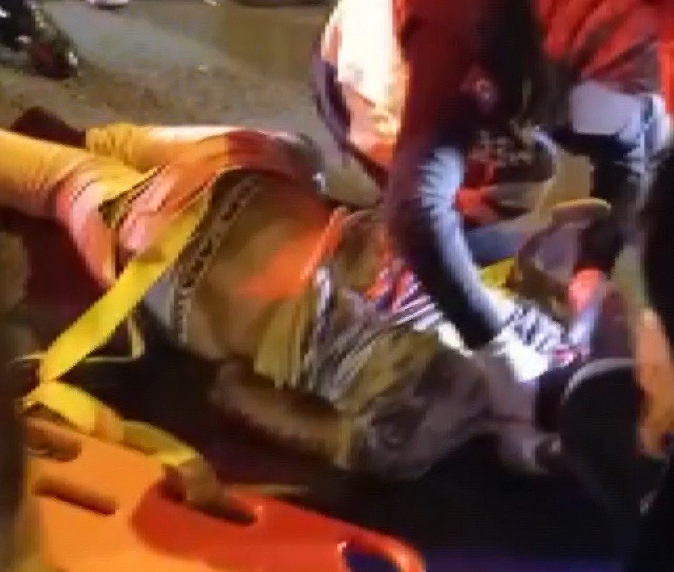 Bisikletiyle karşıya geçmeye çalışırken otomobilin çarptığı genç ağır yaralandı