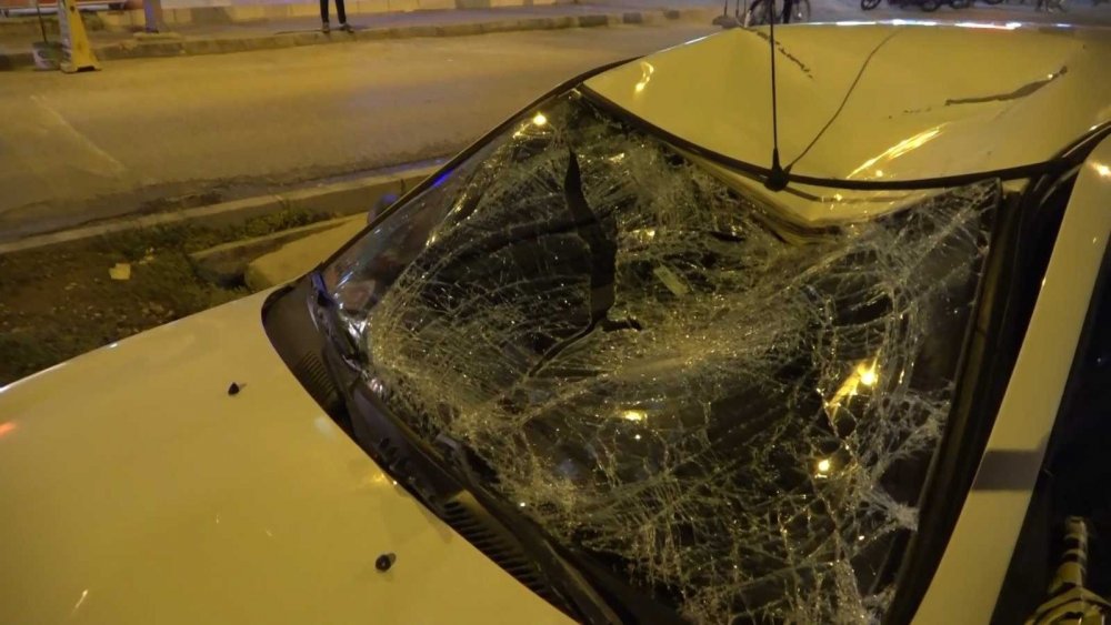 Bisikletiyle karşıya geçmeye çalışırken otomobilin çarptığı genç ağır yaralandı