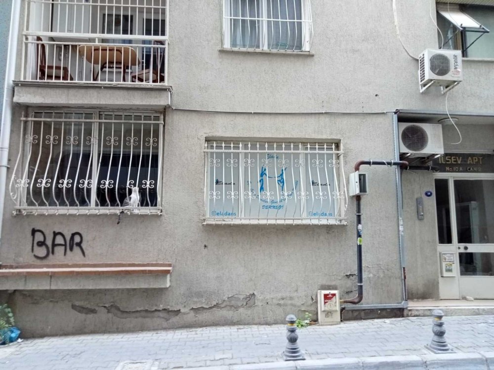 Bornova'da tavan ve zemininde çatlaklar oluşan bina boşaltıldı